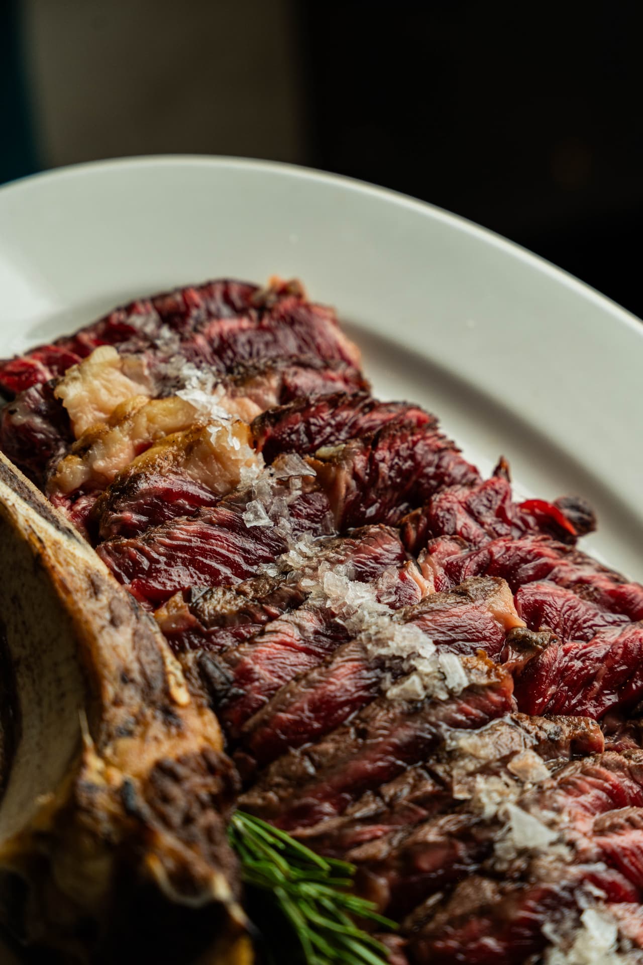 Chuletón de vaca madurada recién cortado